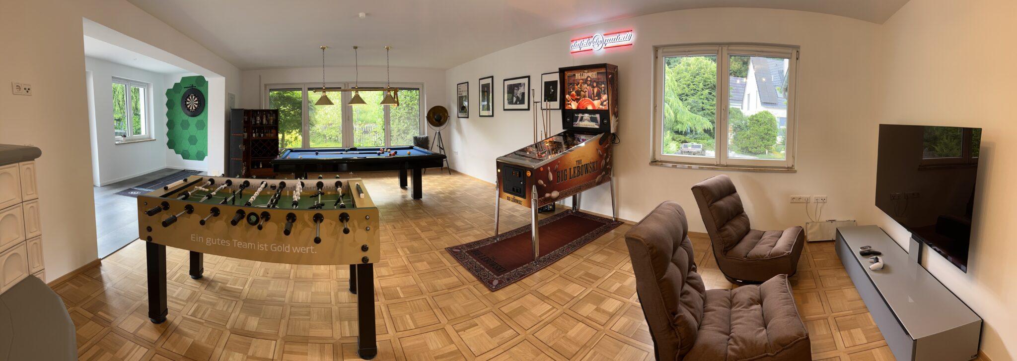 Pausenbereich mit Billard, Kicker und PS5 – Simmelsdorf